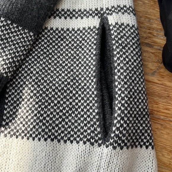 Ann Taylor sweater, never worn extra large. Has pockets. - Picture 3 of 7